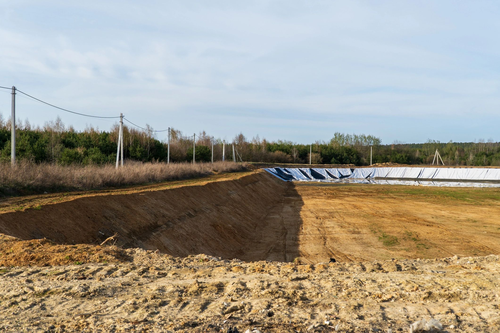Geomembrane-lined industrial containment reservoir