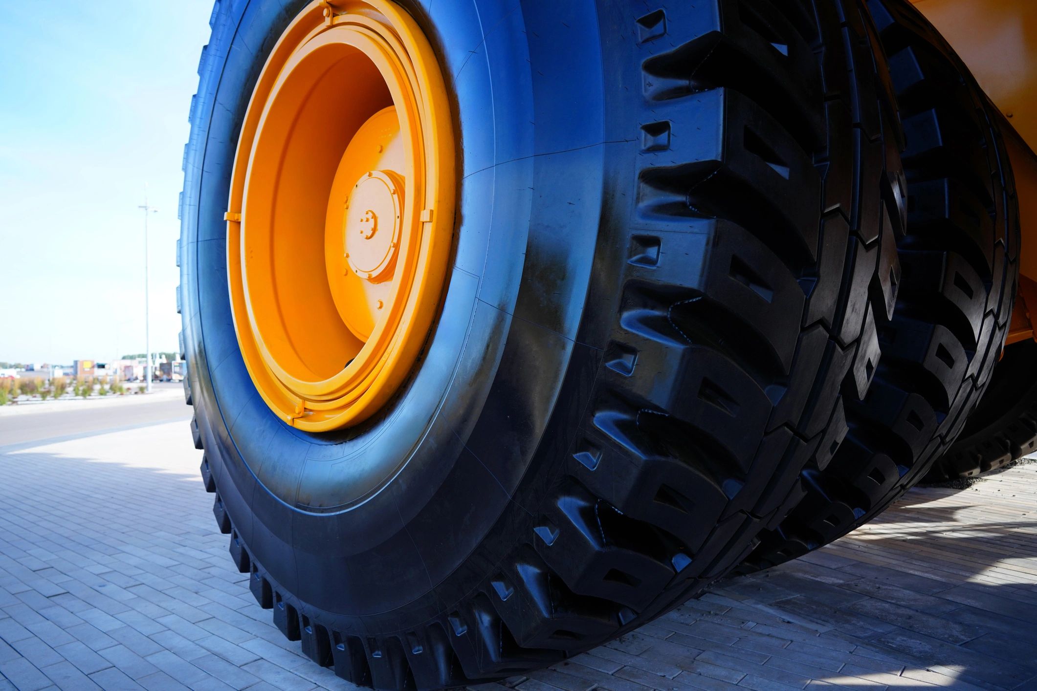 Large heavy-duty OTR tires for mining equipment